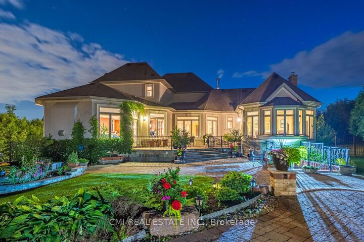 Property Photo: 776 Woodland Acres Crescent ON L6A 1G2