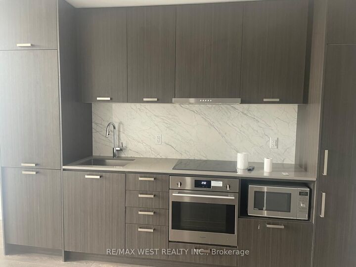 Property Photo:  10 Honeycrisp Crescent 1101  ON L4K 0M7 