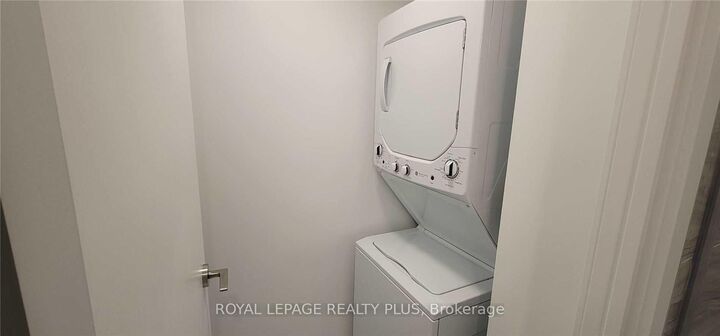 Property Photo:  39 Roehampton Avenue E 1807  ON M4P 0G1 