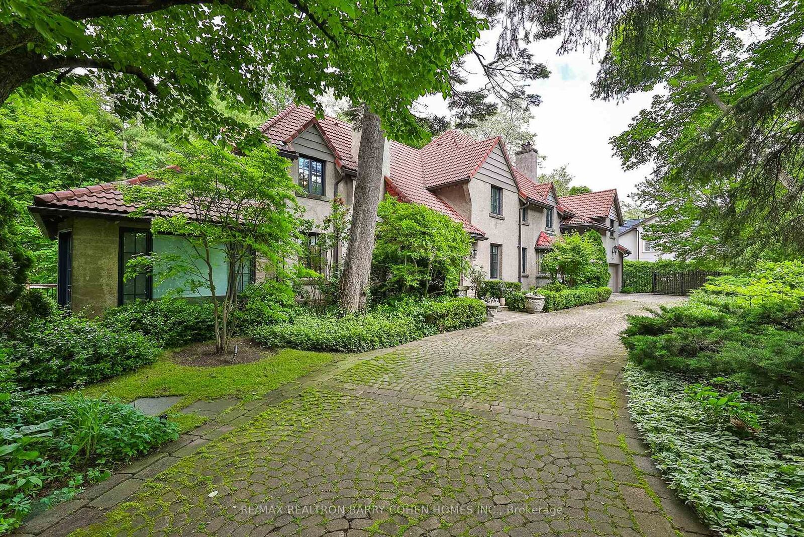 Property Photo: 48 Old Yonge Street ON M2P 1P7