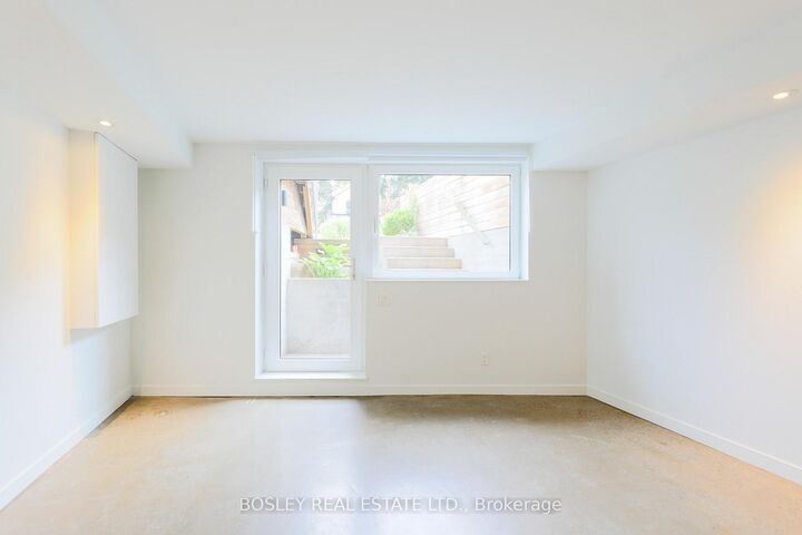 Photo de la propriété:  63 Dagmar Avenue Lower  ON M4M 1V9 