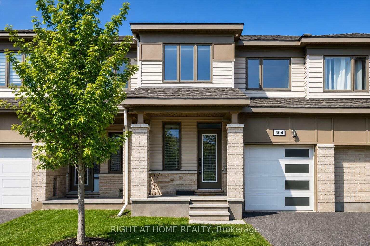Property Photo:  404 Edgevalley Court  ON K2S 2R3 