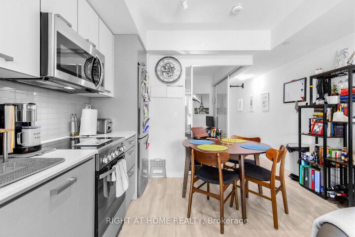 Property Photo:  1630 Queen Street E 211  ON M4L 0B3 