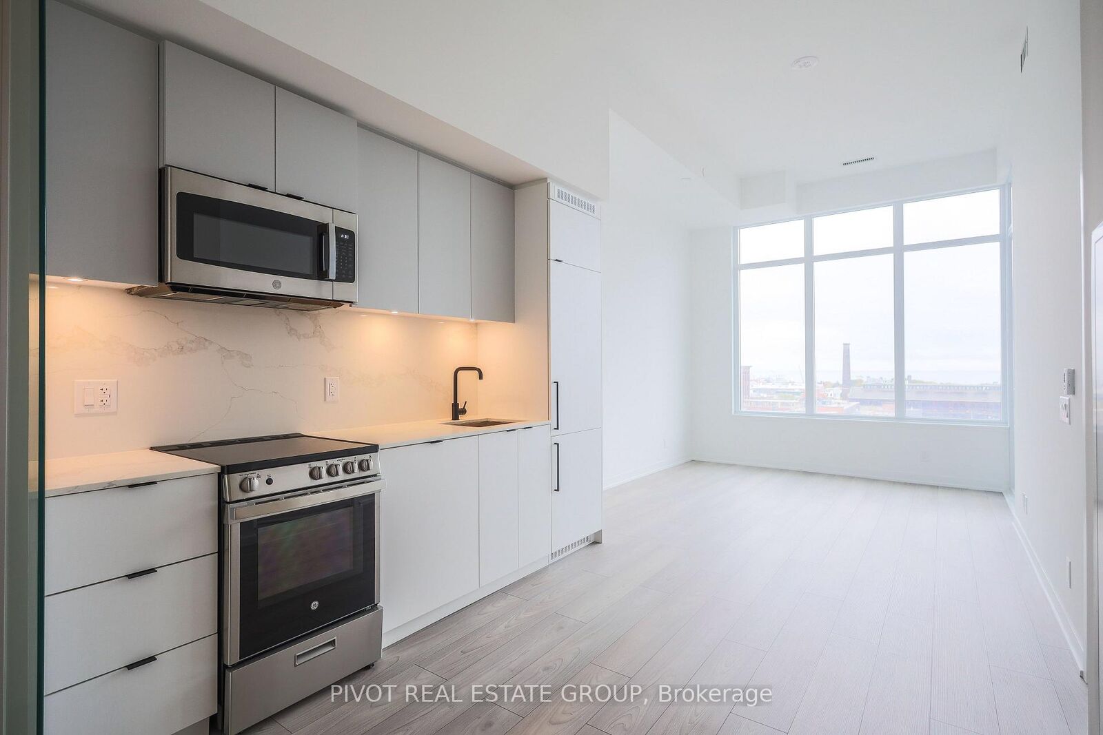 Property Photo: 285 Dufferin Street 715 ON M6K 0J2
