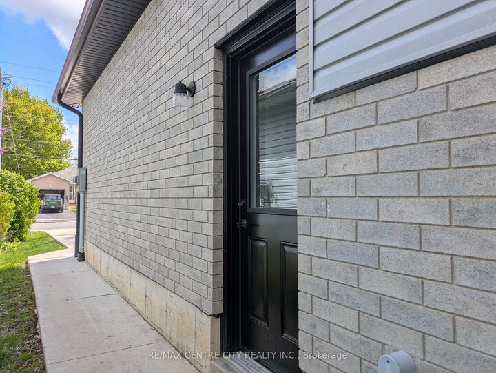Property Photo: 92 Myrtle Street C ON N5H 2H5