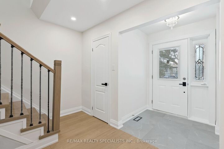 Property Photo:  6419 Chaumont Crescent Upper  ON L5N 2M7 