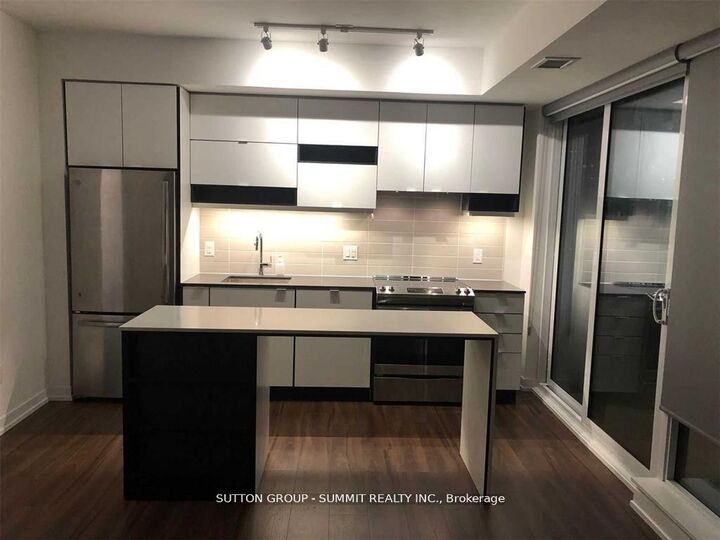 Property Photo:  4065 Confederation Parkway 910  ON L5B 0L4 