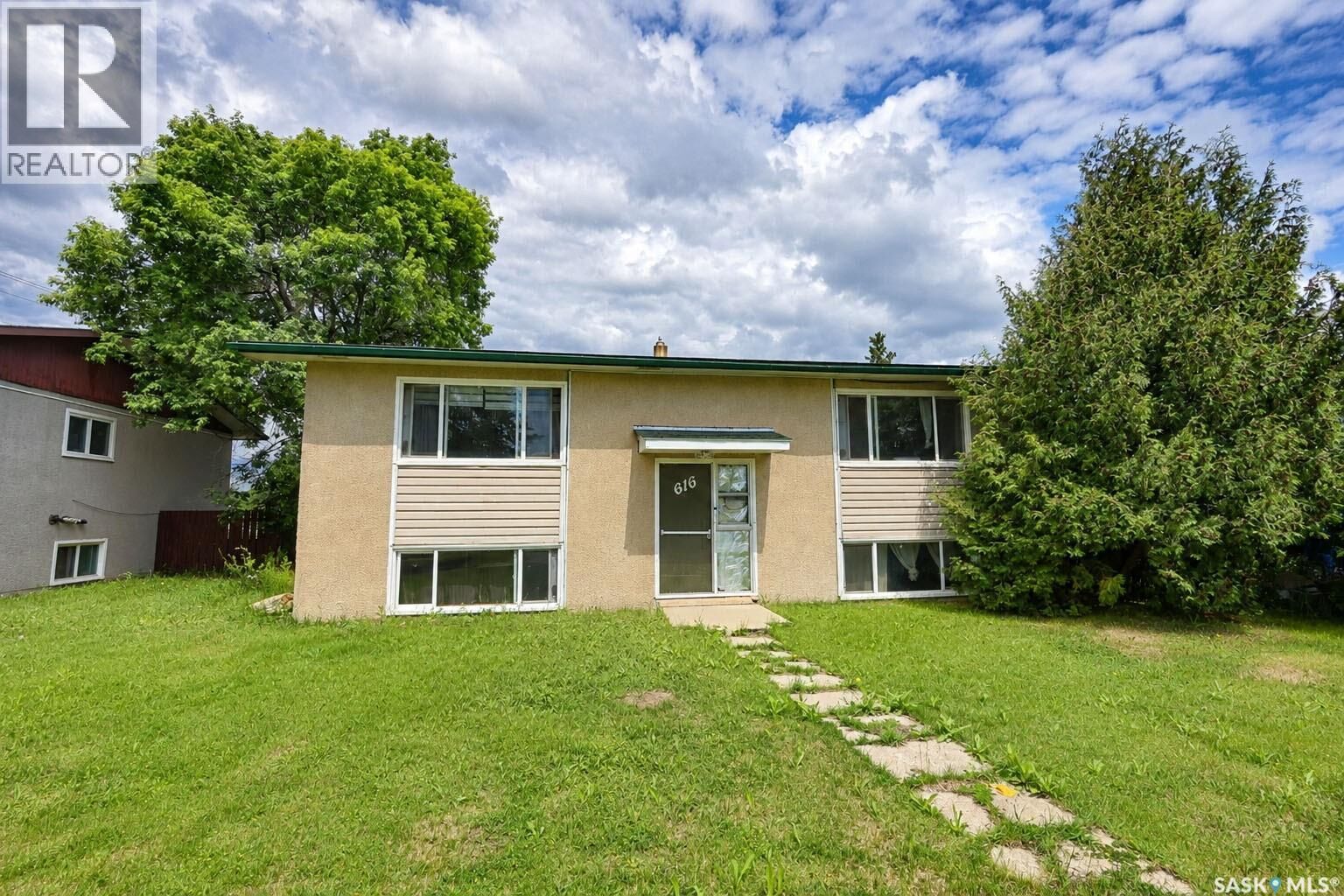 Property Photo:  616 28th Street E  SK S6V 1X9 