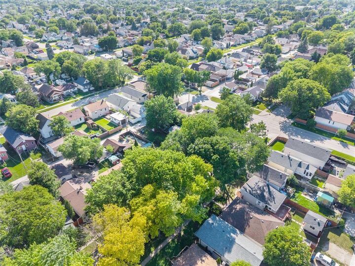 Property Photo:  412 Ottawa Avenue  MB R2K 1L2 