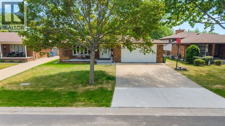 Property Photo:  386 Woodridge  ON N8N 3A8 