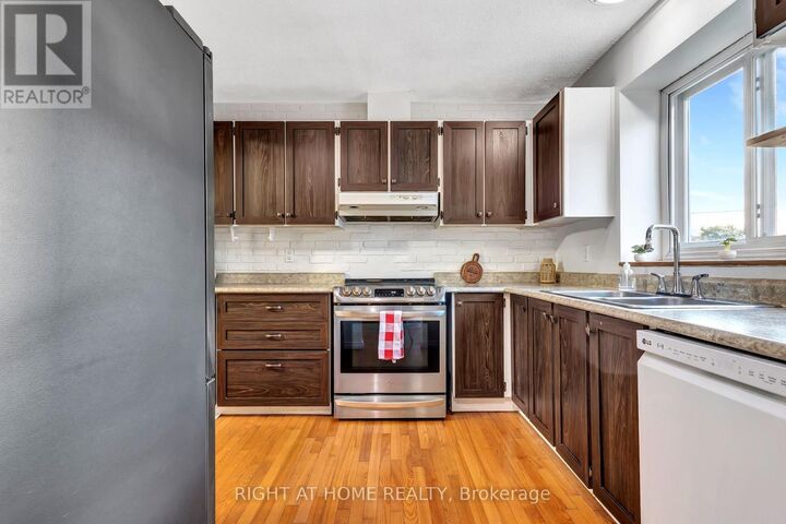 Property Photo:  5 Hadley Circle 21  ON K2H 6P1 