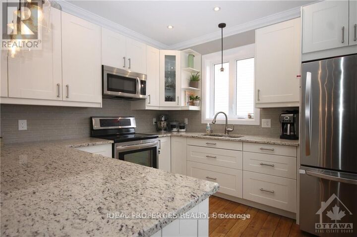 Property Photo:  17 Anna Avenue  ON K1Z 7T5 