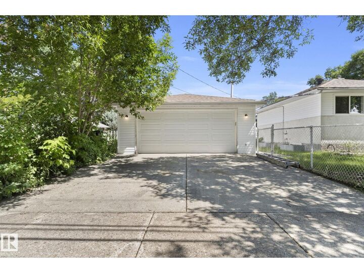 Property Photo:  10602 100 Av  AB T8L 1Z6 