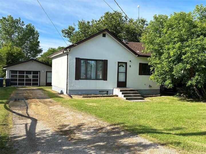 Property Photo: 8 Betty Street MB R0E 1M0