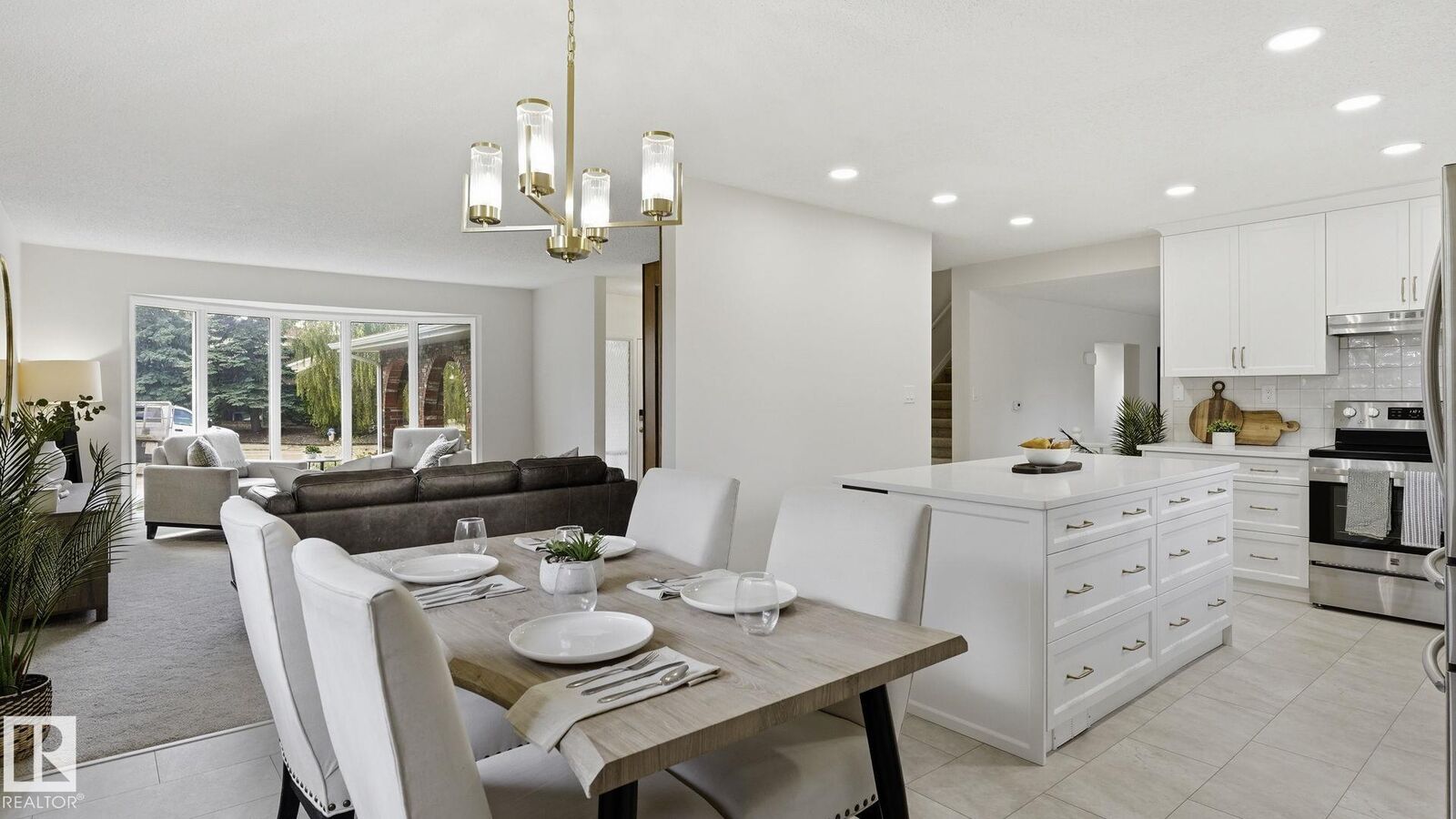 Property Photo:  2723 83 Street NW  AB T6K 3G7 