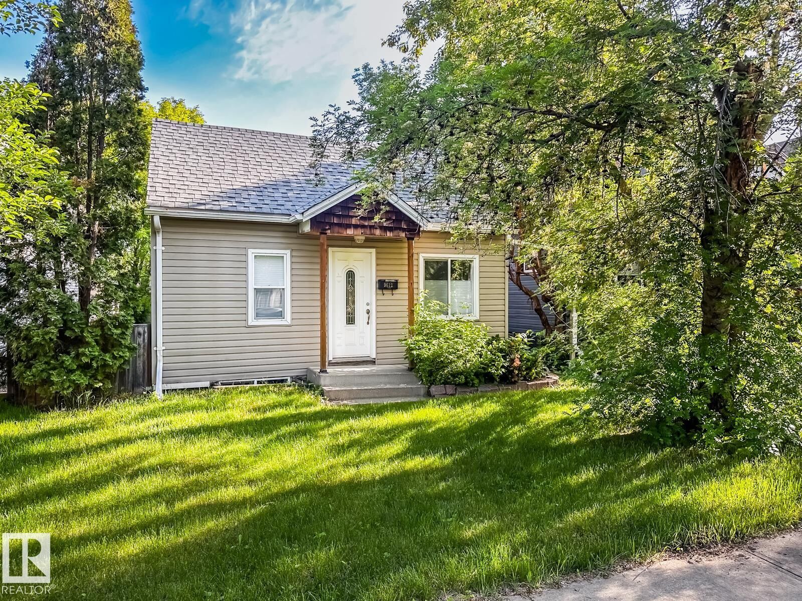 Property Photo:  9612 74 Avenue NW  AB T6E 1E6 
