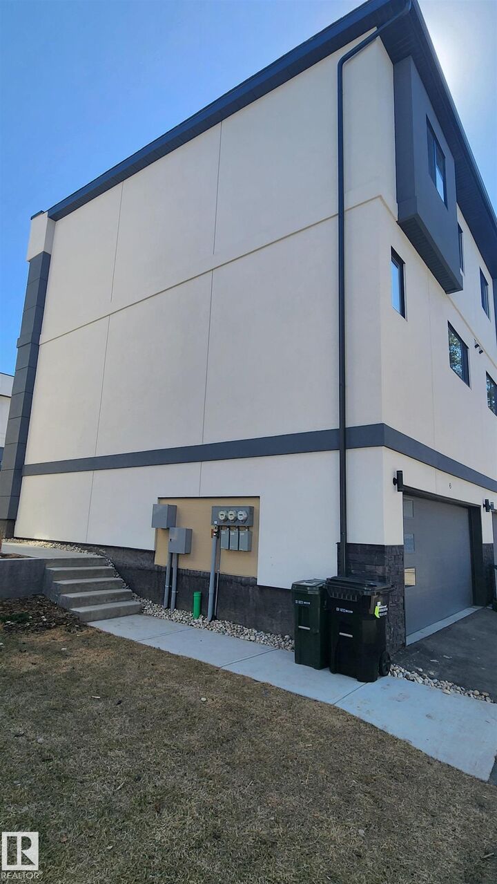 Property Photo: 10 Salisbury Way 43 AB T8B 0B1