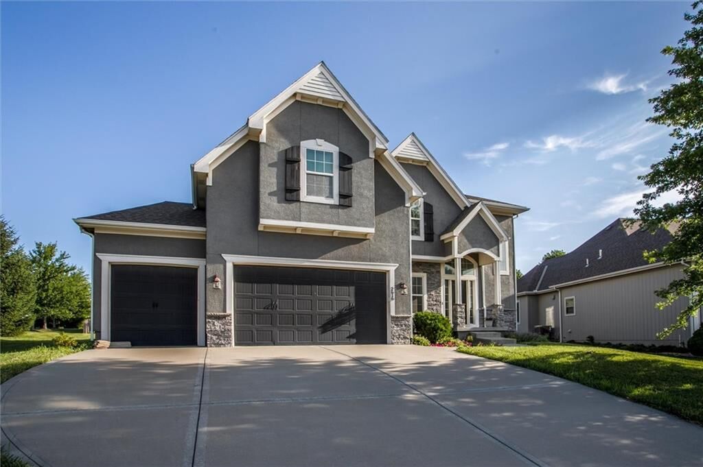 Property Photo:  2616 SW 11th Street  MO 64081 