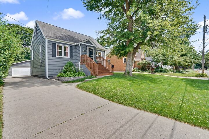 Property Photo:  2117 44th Street  IA 50310 