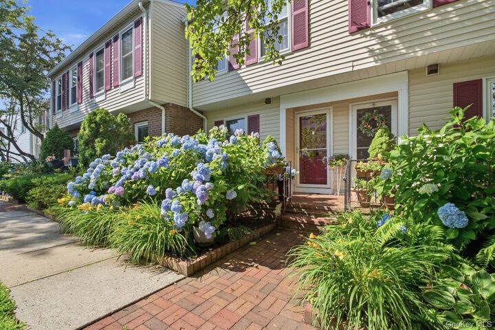 Property Photo:  22 Washington Mews 22  NY 10573 