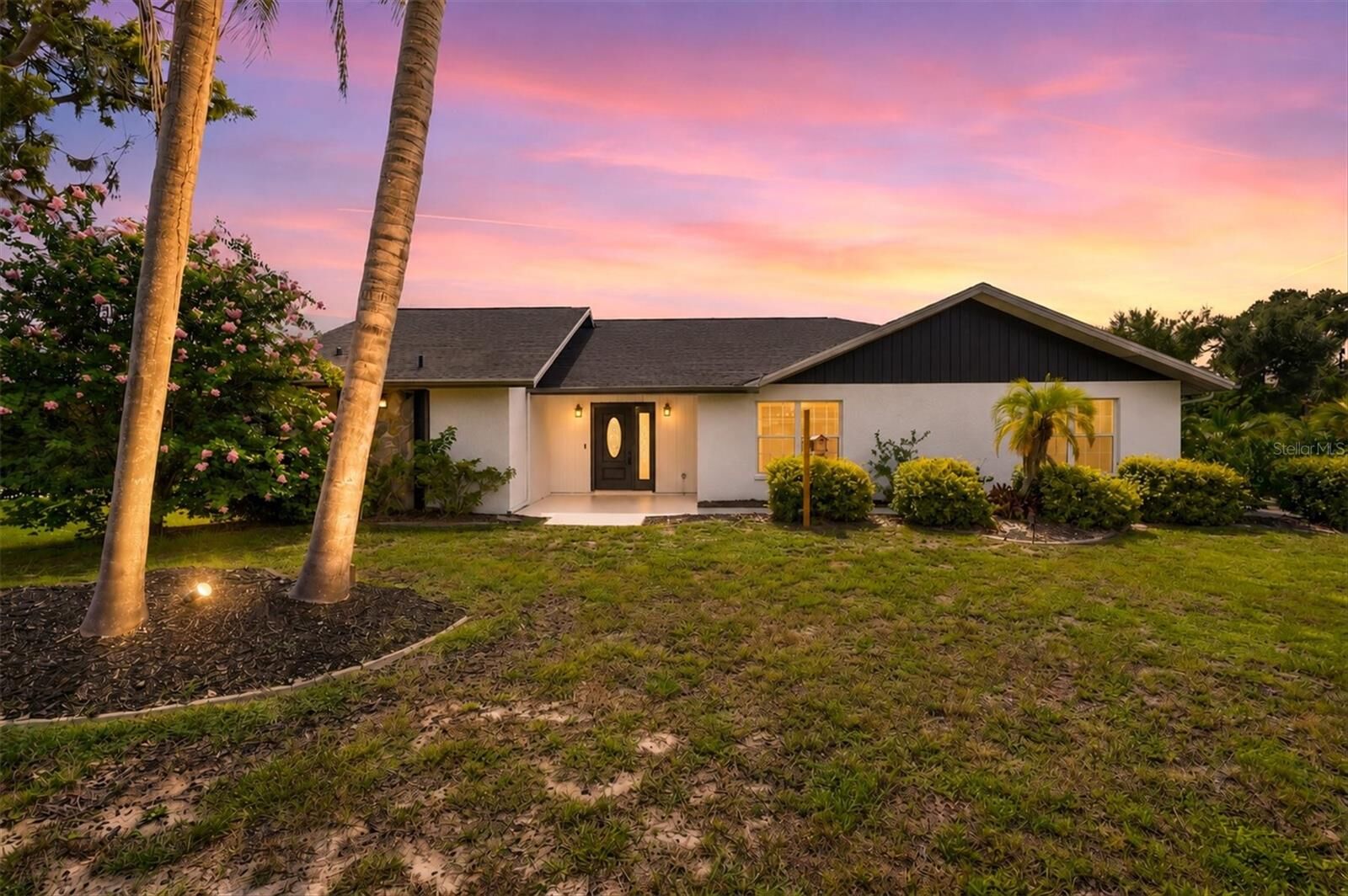 Property Photo:  1420 Mackintosh Boulevard  FL 34275 