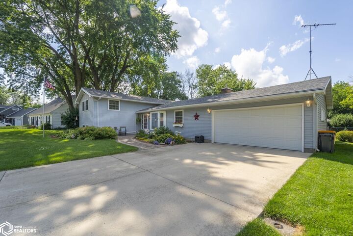 Property Photo: 38 Country Circle IA 50401