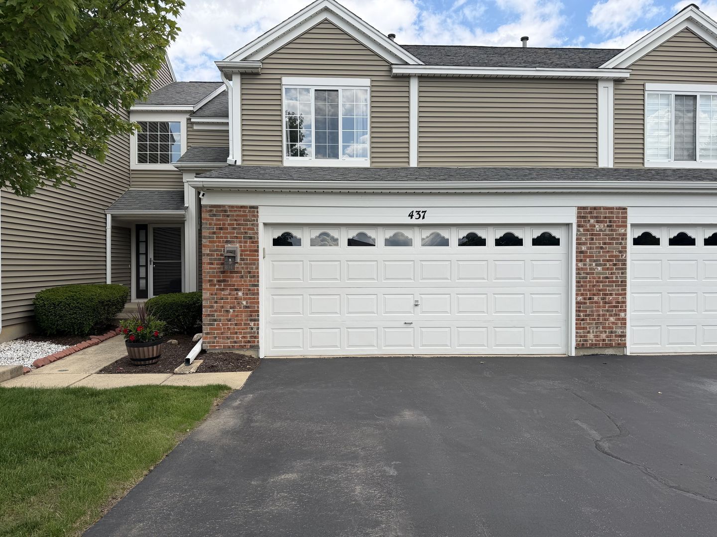 Property Photo: 437 Spaulding Road IL 60103