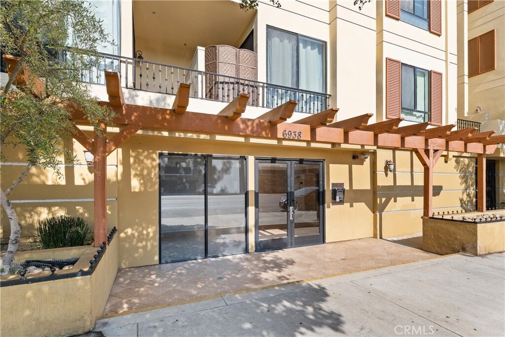 Property Photo: 6938 Laurel Canyon 108 CA 91605