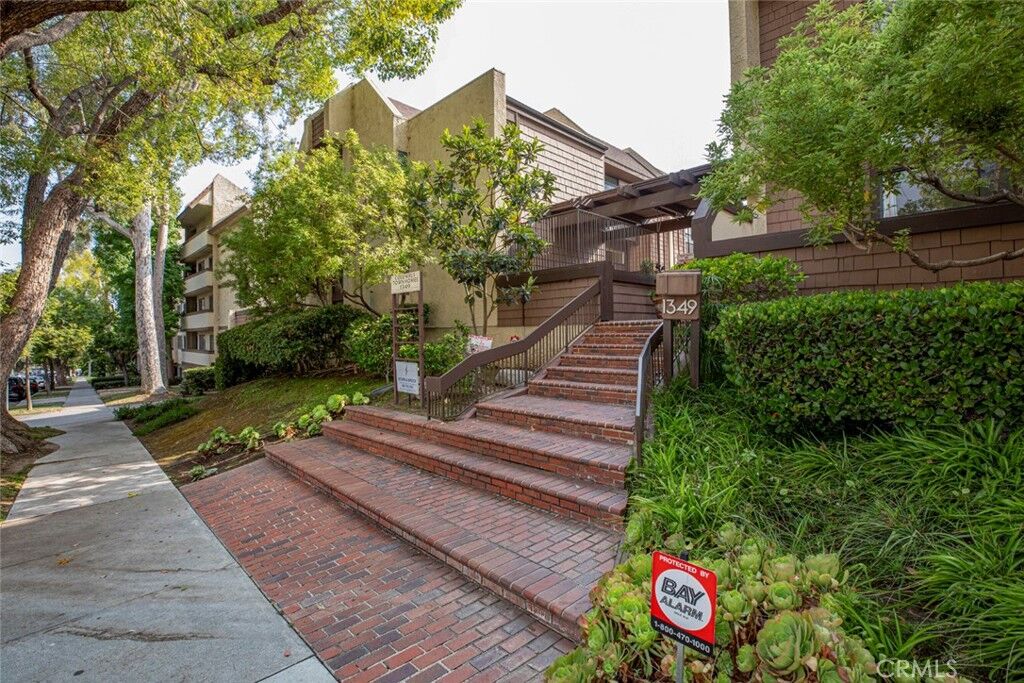 Property Photo:  1349 N Columbus 16  CA 91202 