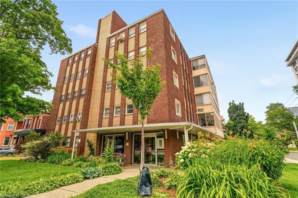 Property Photo:  38 Charlton Avenue W 402  ON L8P 2C1 
