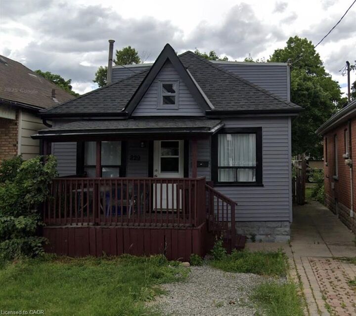 Property Photo:  229 Grosvenor Avenue N  ON L8L 7T1 
