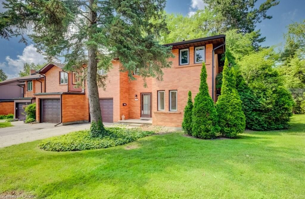Property Photo: 206 Candlewood Crescent 9 ON N2L 5Y9