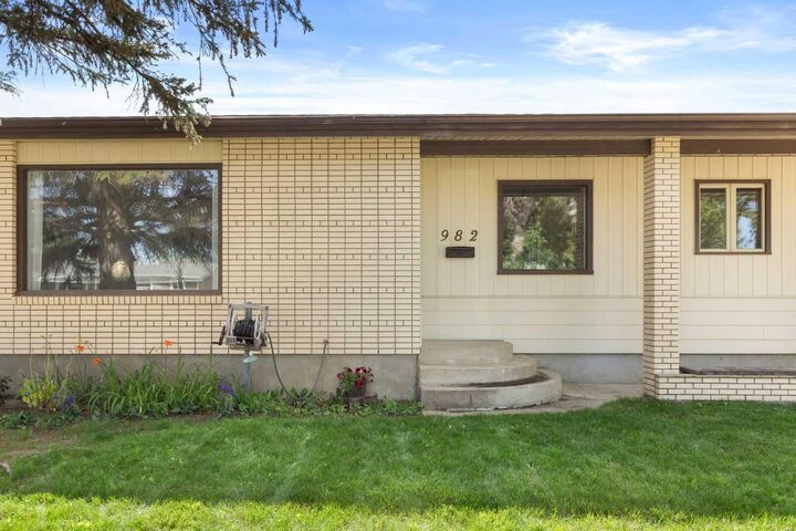 Property Photo:  982 Stewart Drive NW  AB T1A 7C1 