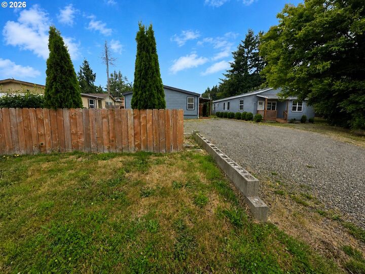 Property Photo: 338 SE Egbert Ave OR 97380