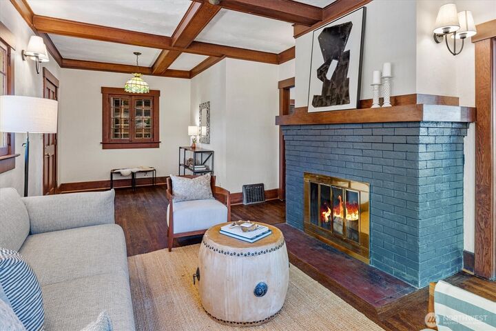 Property Photo:  4754  4th Avenue NE  WA 98105 
