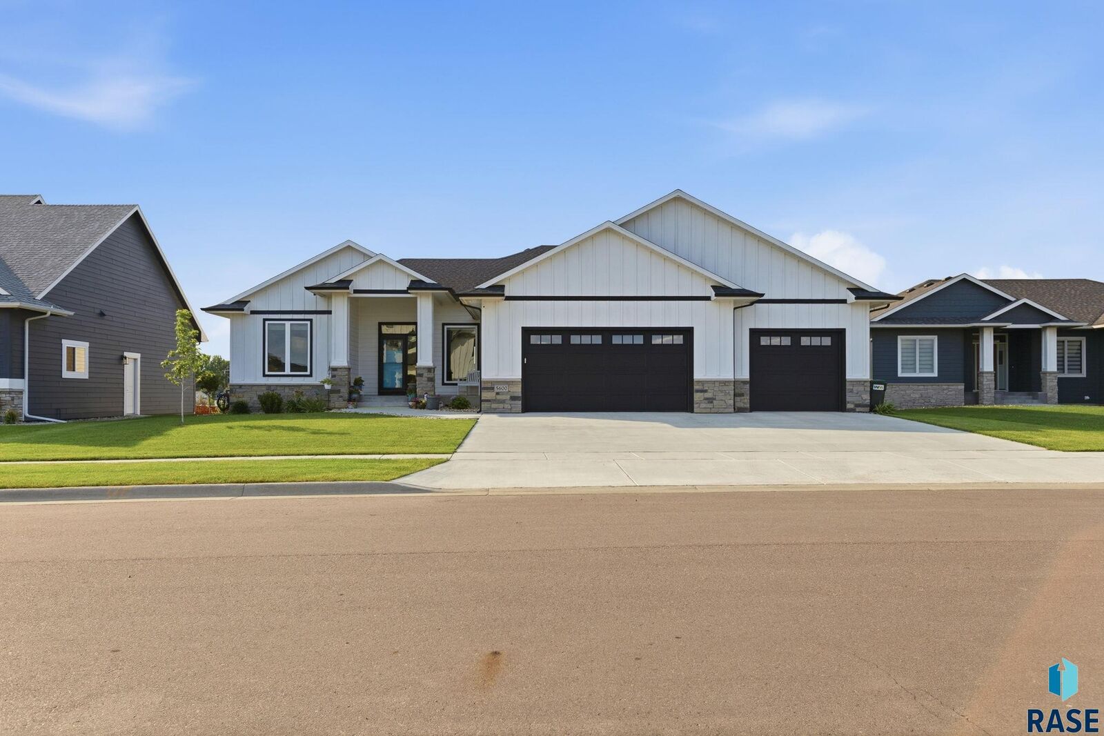 Property Photo: 5600 E Daybreak Cir SD 57110