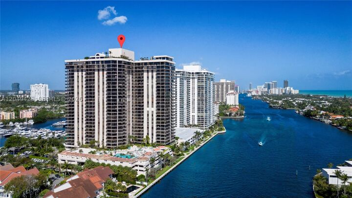 Property Photo:  19667 Turnberry Way 19K  FL 33180 