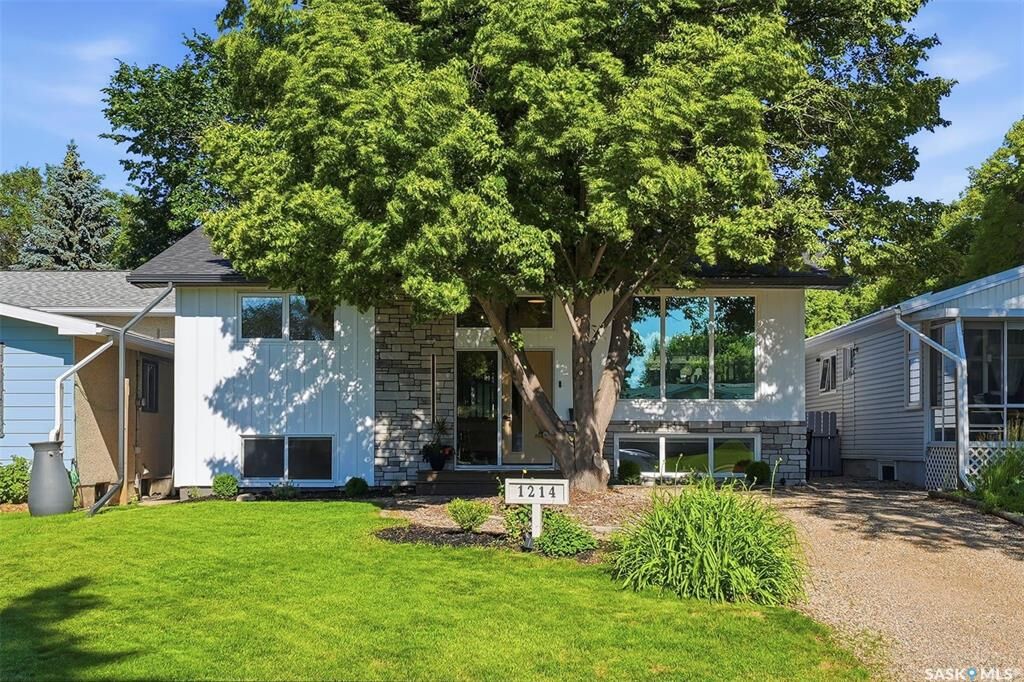 Property Photo:  1214 Elevator Road  SK S7M 3X2 