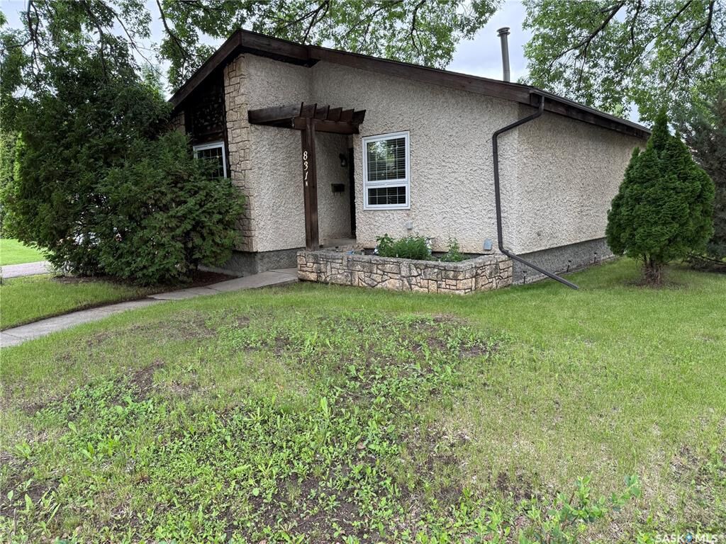 Property Photo: 831 Seymour Crescent N SK S4X 2B6