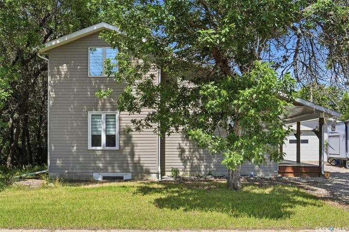 Property Photo:  312 3rd Street W  SK S0K 4S2 
