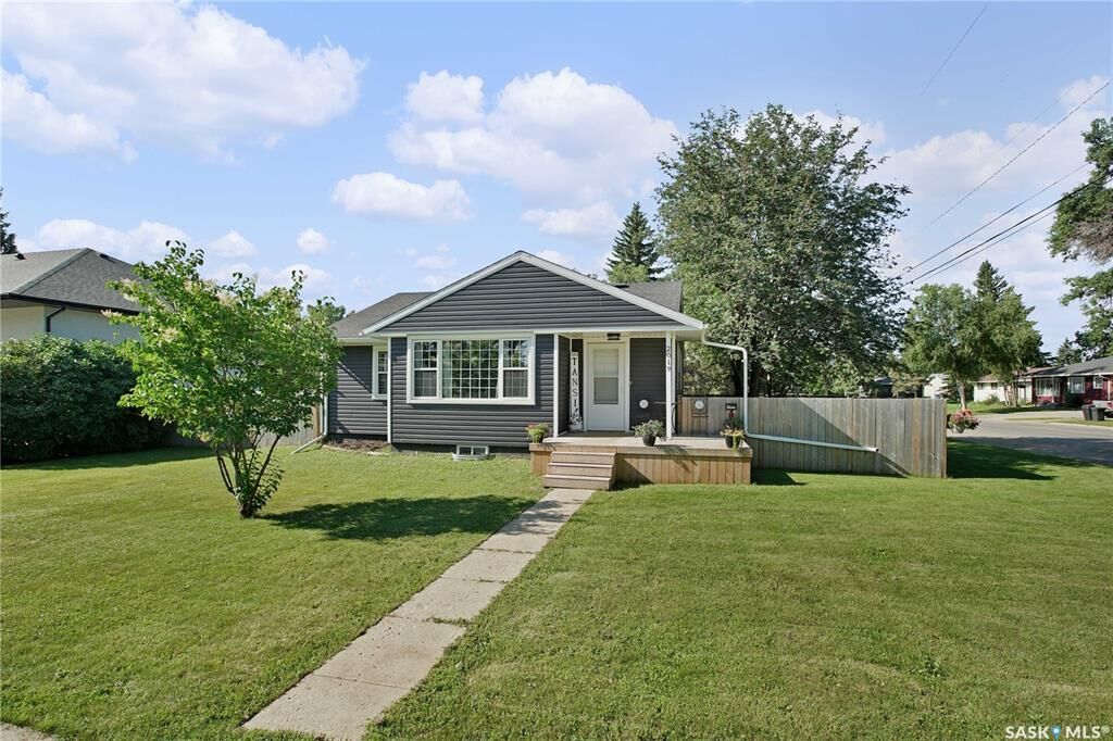 Property Photo:  2019 2nd Street  SK S0K 3R0 