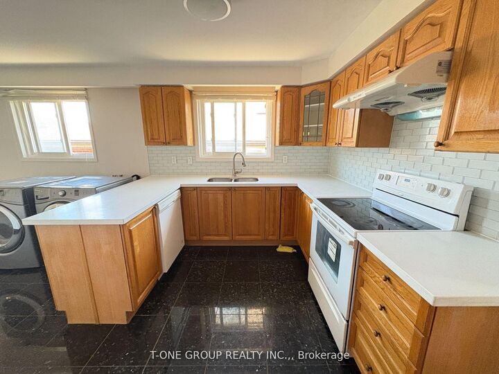 Property Photo:  34 Navaho Drive Upper Fl  ON M2H 2X3 