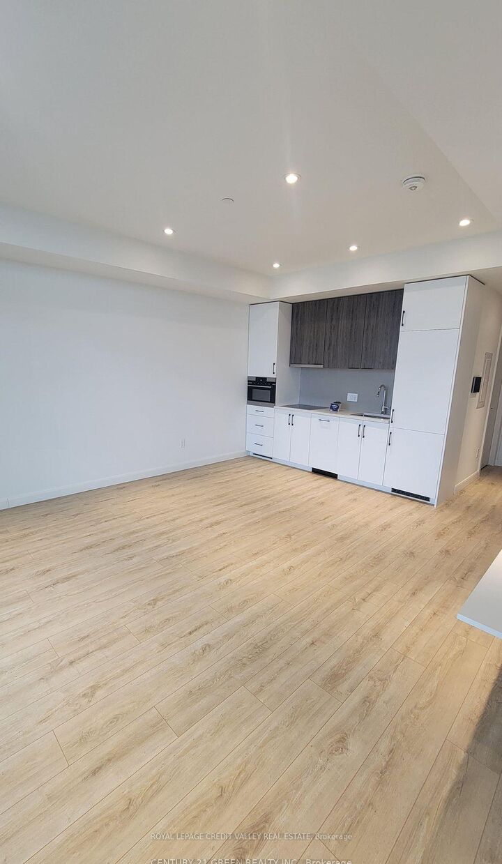 Property Photo:  741 King Street W 1211  ON N2G 1E9 
