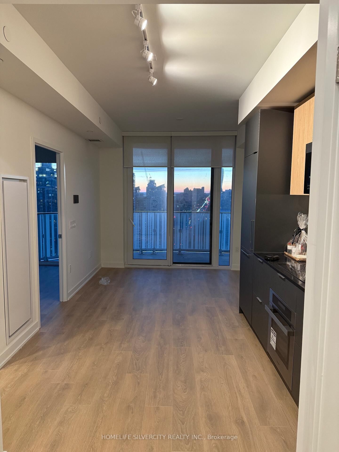 Property Photo:  1 Fairview Street 2907  ON L5A 4C6 