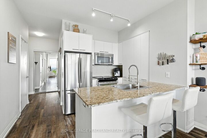 Property Photo: 1 Valhalla Inn Road 2101 ON M9B 1S9