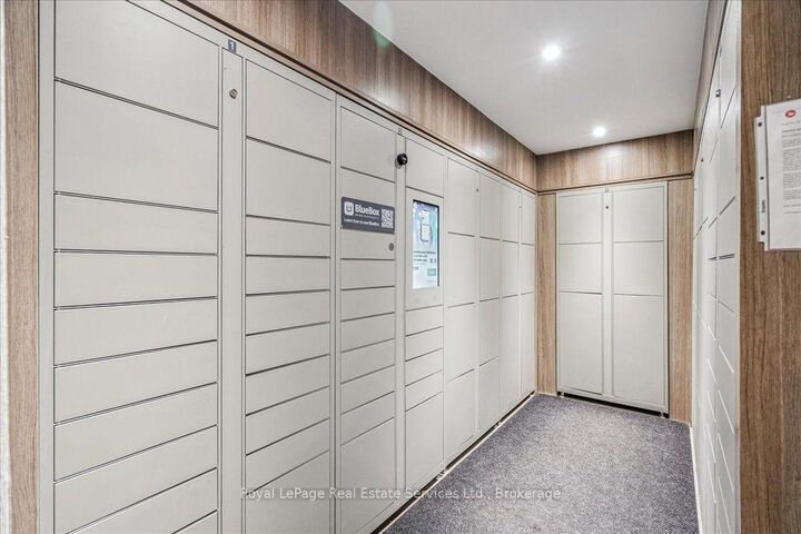 Property Photo: 966 Inverhouse Drive 812 ON L5J 4B6