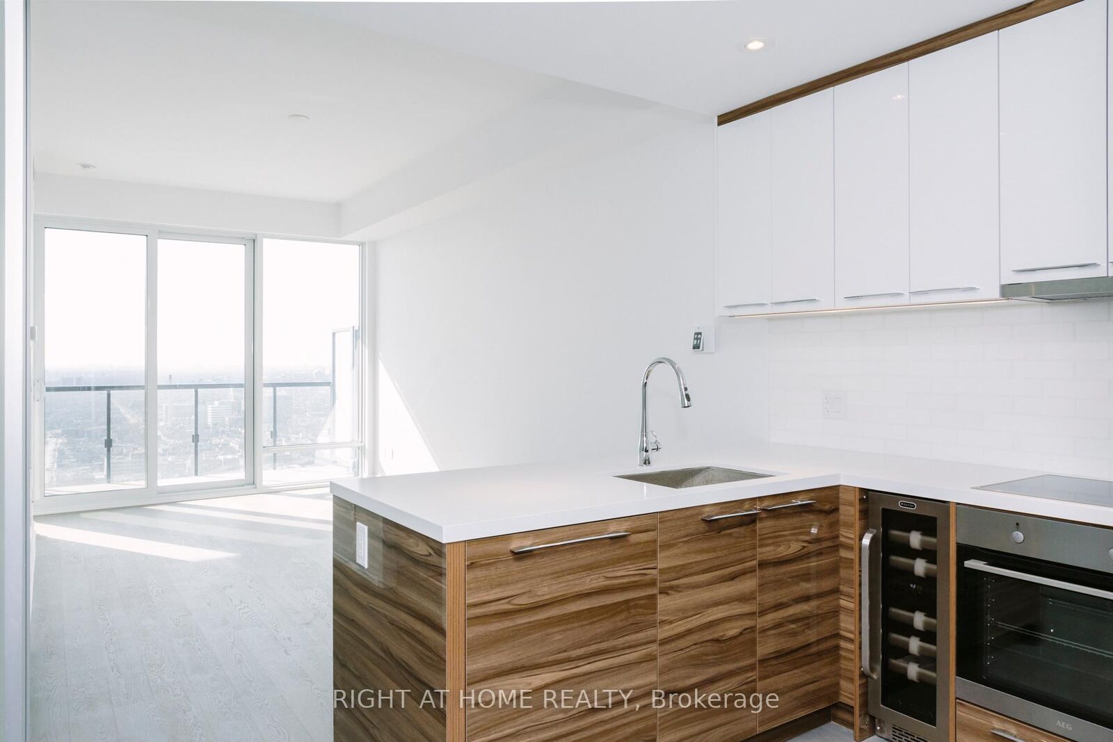 Property Photo:  488 University Avenue 2711  ON M5G 0C1 