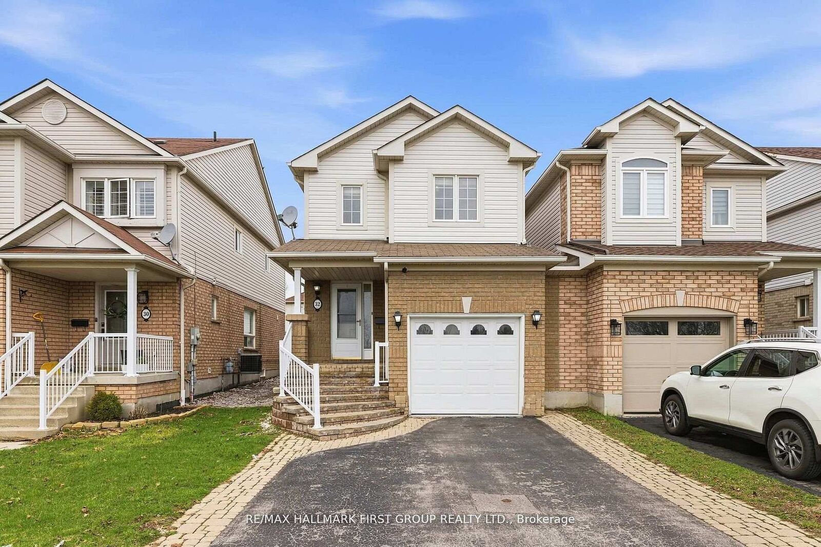 Property Photo: 32 Samandria Avenue ON L1R 2Z7