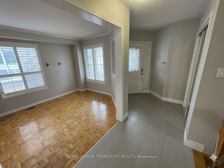 Property Photo: 3813 Ridgepoint Way ON L5N 7T7