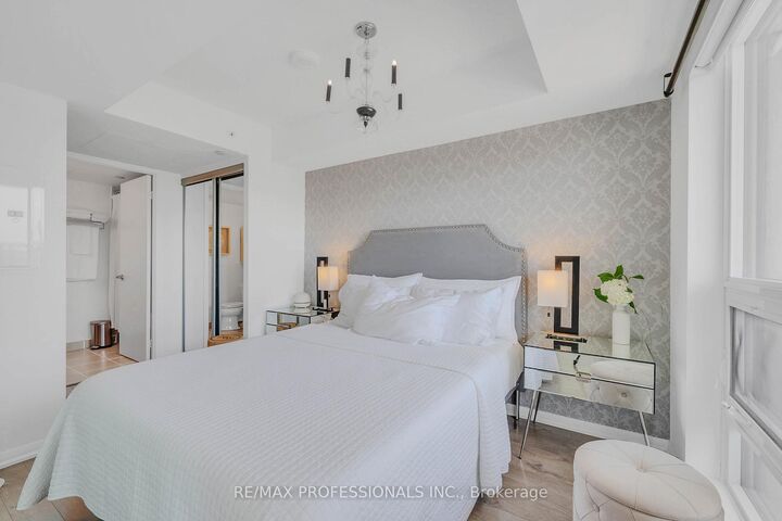 Property Photo: 3091 Dufferin Street 727 ON M6A 2S7